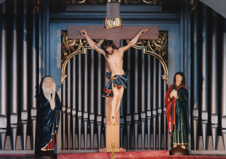 Orgel und Kreuz über der Kanzel unserer St.-Johannis-Kirche in Röslau